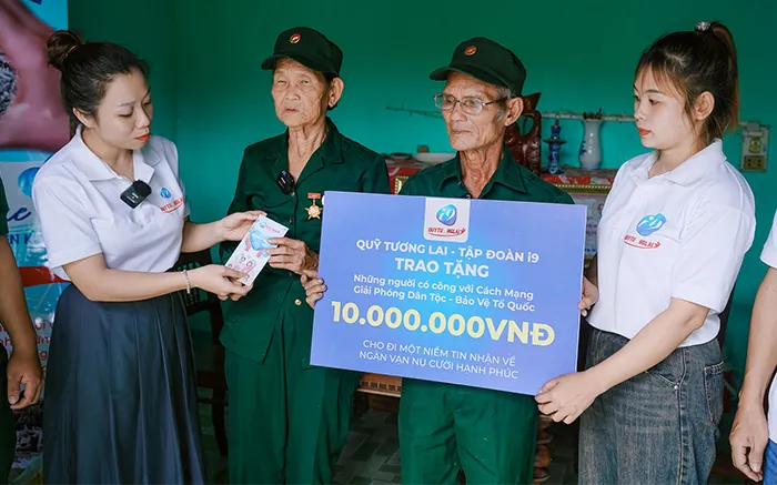 Hình ảnh nhân viên hỗ trợ khách hàng thân thiện, sẵn sàng giúp đỡ.